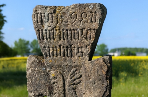 Steinkreuz in Erfurt Frienstedt mit Innschrift