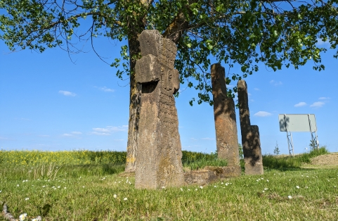 Steinkreuze von Frienstedt an der Bundesstraße 7